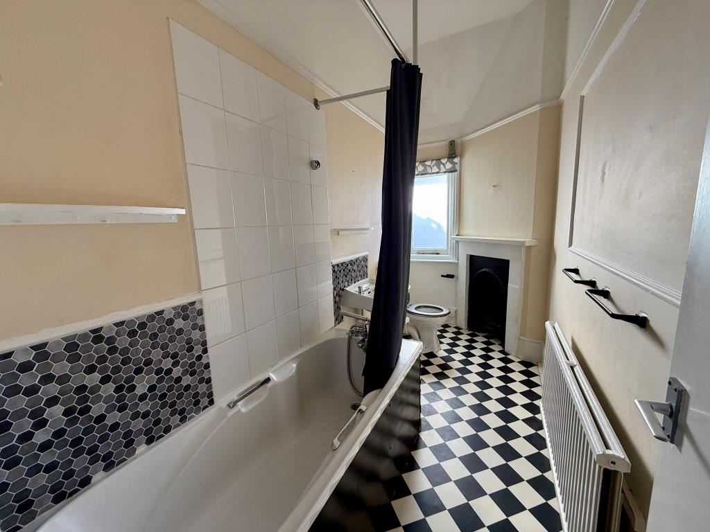 Lot: 43 - MIXED COMMERCIAL AND RESIDENTIAL INVESTMENT - Flat one bathroom with WC.